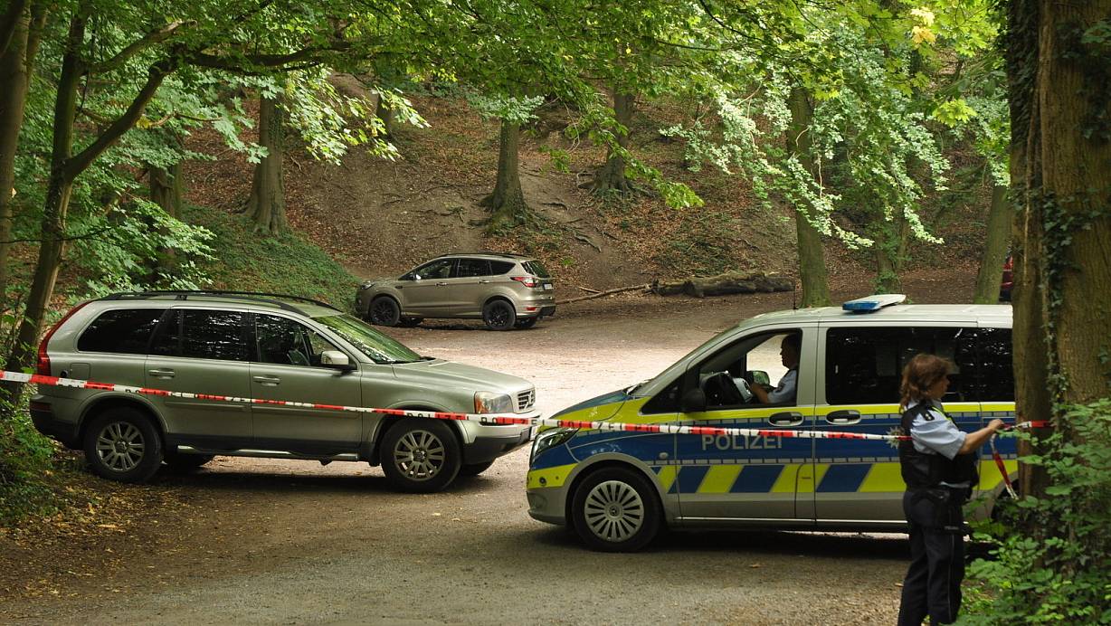 Die Polizei hat den Wanderparkplatz unterhalb des Kaiser-Wilhelm-Denkmals abgesperrt. | © Mindener Tageblatt