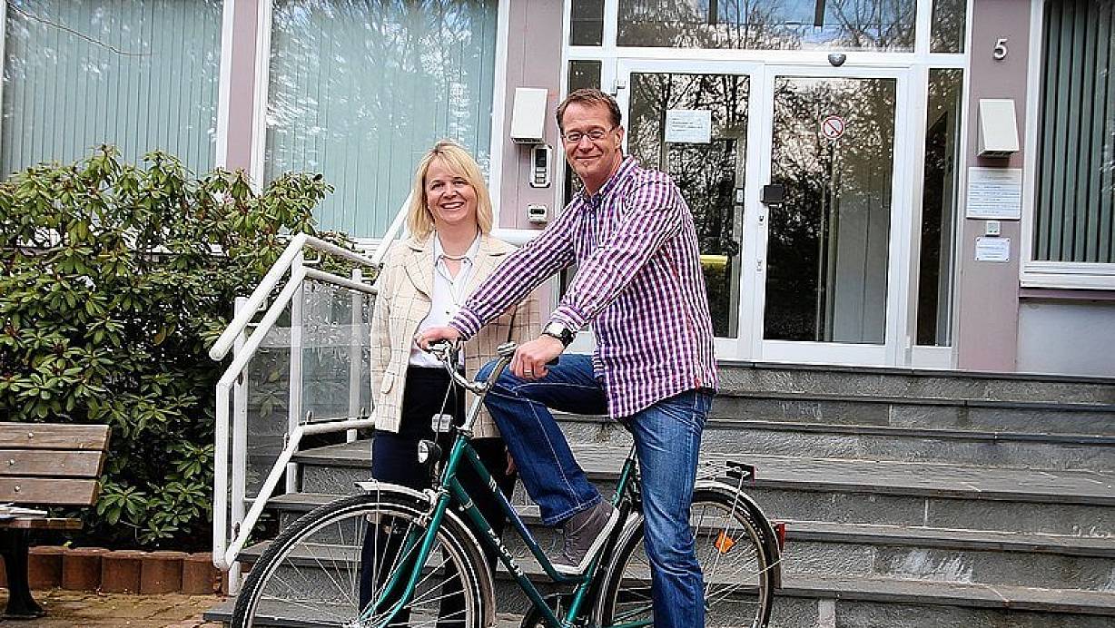 Während Fachbereichsleiterin Dr. Marion Jacob ihr Rad nur in der Freizeit nutzt, legt Olaf Körtner häufig auch den Weg ins Rathaus mit dem Rad zurück. Und das grüne Dienstrad nutzt er natürlich auch. | © FOTO: HEIDI FROREICH