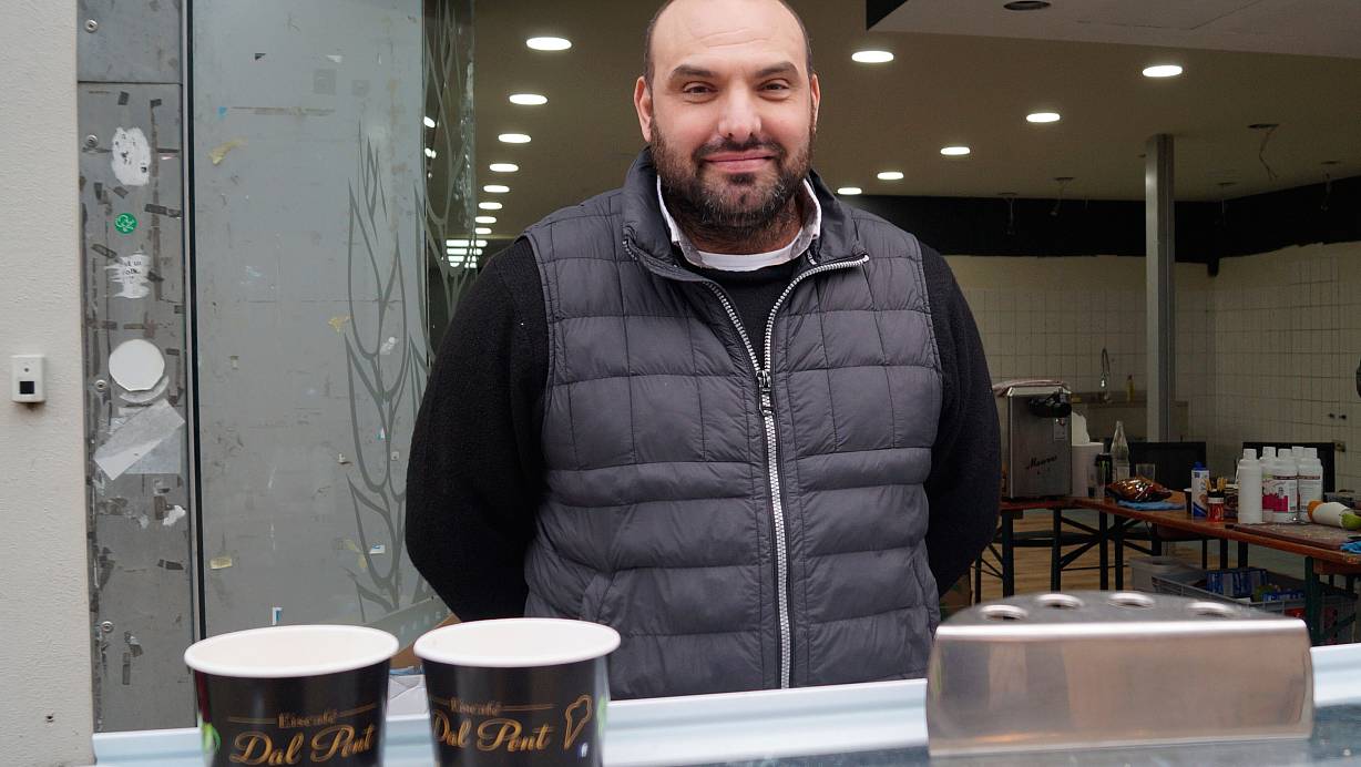 Zumindest schon auf dem Wurstmarkt konnte Junior Dal Pont sein Eis verkaufen. Hinter ihm ist zu erkennen, dass alles noch eingerichtet werden muss. | © Kerstin Tirre