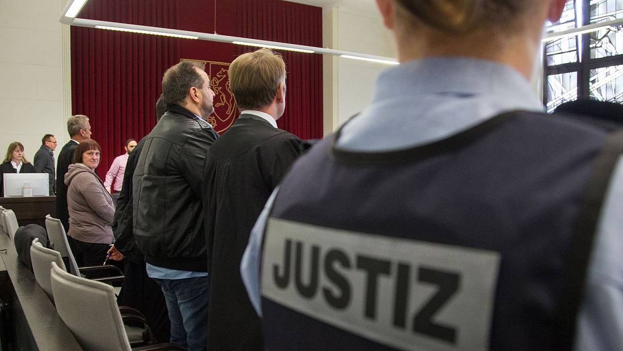 Die Angeklagten Angelika W. (4.v.l) und Wilfried W. (3.v.r) im Schwurgerichtssaal vom Landgericht Paderborn. | © picture alliance / Friso Gentsch/dpa (Archiv)