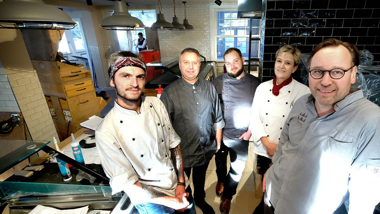 Thomas Bühner (56, r.) hegt eine besondere Vorliebe für die westfälische Küche. In der Kunst, sie gut zuzubereiten und ihr einen besonderen Pfiff zu verleihen, darin unterweist er seit mehreren Wochen schon Frederik Lange (v.l.), Peter Lieftüchter, Karl Bagnutzki und Anke Summer. | © Andreas Frücht