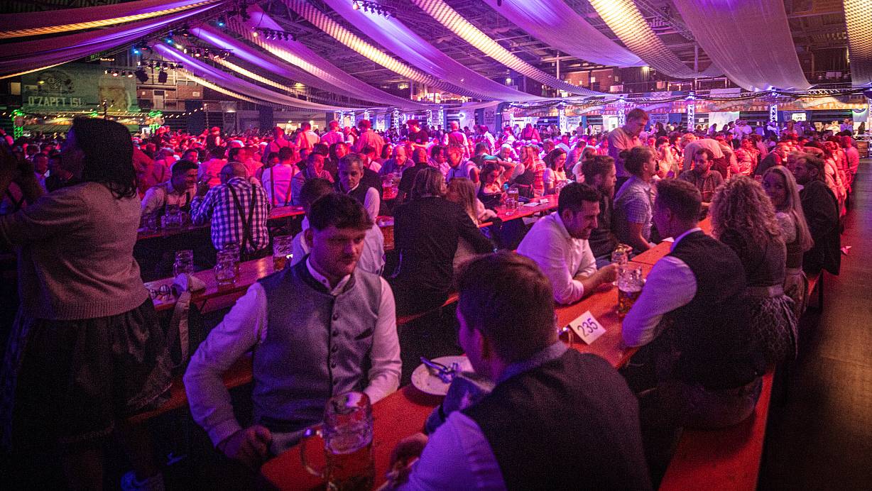 Zum Oktoberfest in der Seidenstickerhalle kamen an den zwei Tagen rund 7.000 Gäste. Die meisten Besucher feierten wie hier auf unserem Bild fröhlich und friedlich. Andere hingegen fielen durch übermäßigen Alkohol- und Drogenkonsum negativ auf. | © Mike-Dennis Mueller