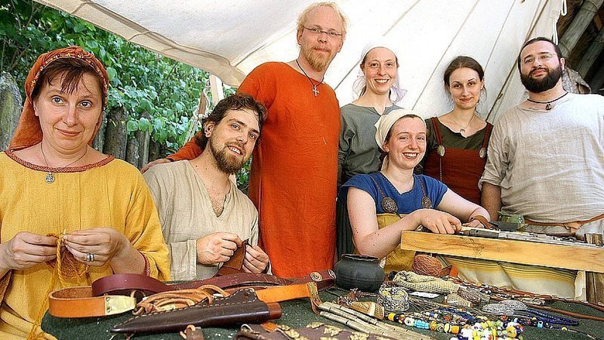 Sandra Budweg, Lars Rubarth, Torben und Chrstin Barthelmie, Yvonne Steinführer, Nadine Engelskirchen und René Degen (v.l.) tragen historisch korrekte Wikinger-Kleindung. | © FOTO: GETHKE