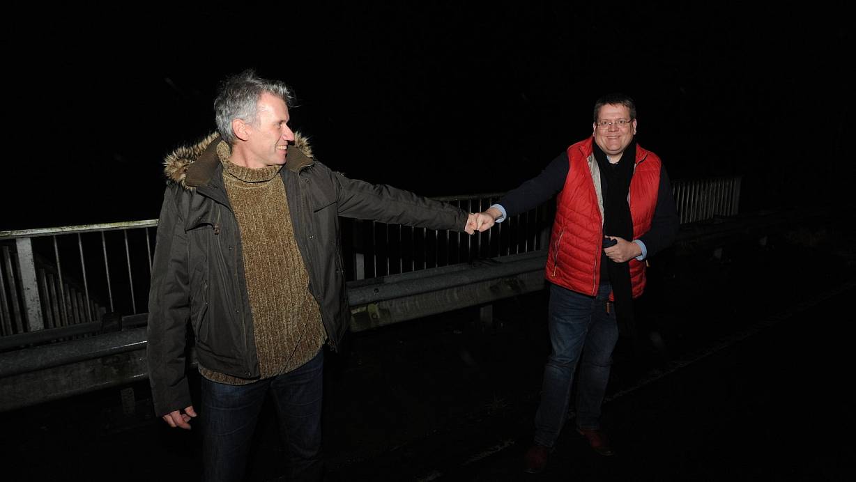 Bei nasskalter Witterung trafen sich Rahdens Bürgermeister Bert Honsel (l.) und sein Stemweder Amtskollege Kai Abruszat an der Grenzbrücke. | © Joern Spreen-Ledebur