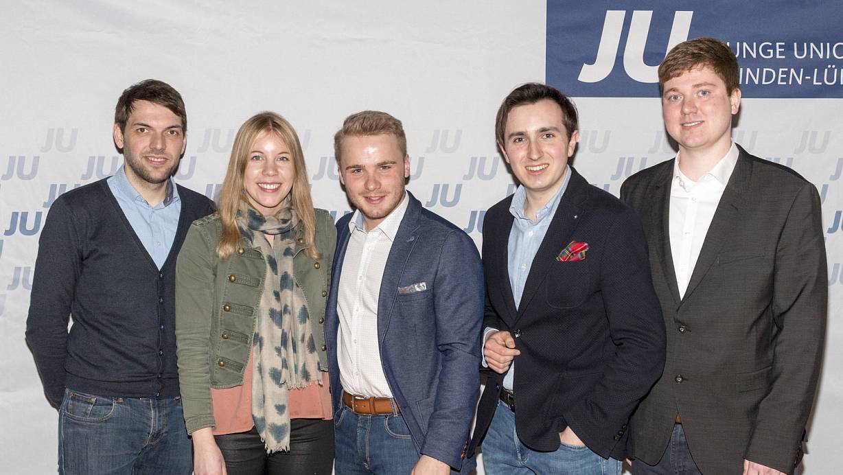 Sie leiten die Geschicke der JU: Die stellvertretenden Vorsitzenden Thomas Rogalske (v.l.), Theresa Budde, Vorsitzender Jonas Horstmann, Geschäftsführer Florian Hemann und Schatzmeister Florian Bornemann bilden den neuen Vorstand. | © Foto: Christoph Hartke