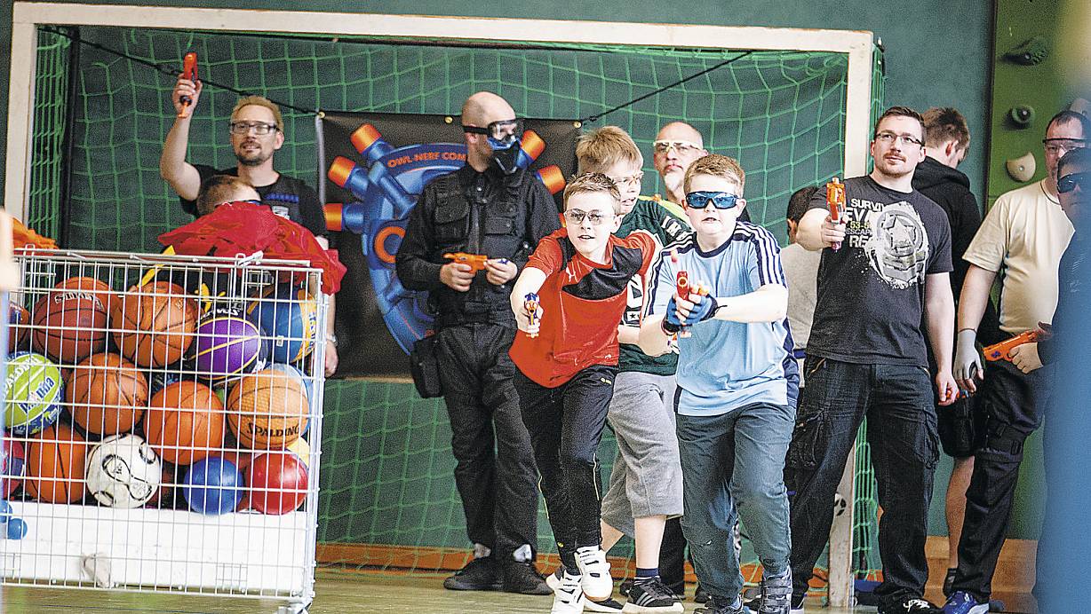 Der Kampf beginnt: Luka (l.) und Laurenz laufen als erste los, um hinter einer der aufgestellten Deckungen Schutz zu suchen. | © Torben Gocke