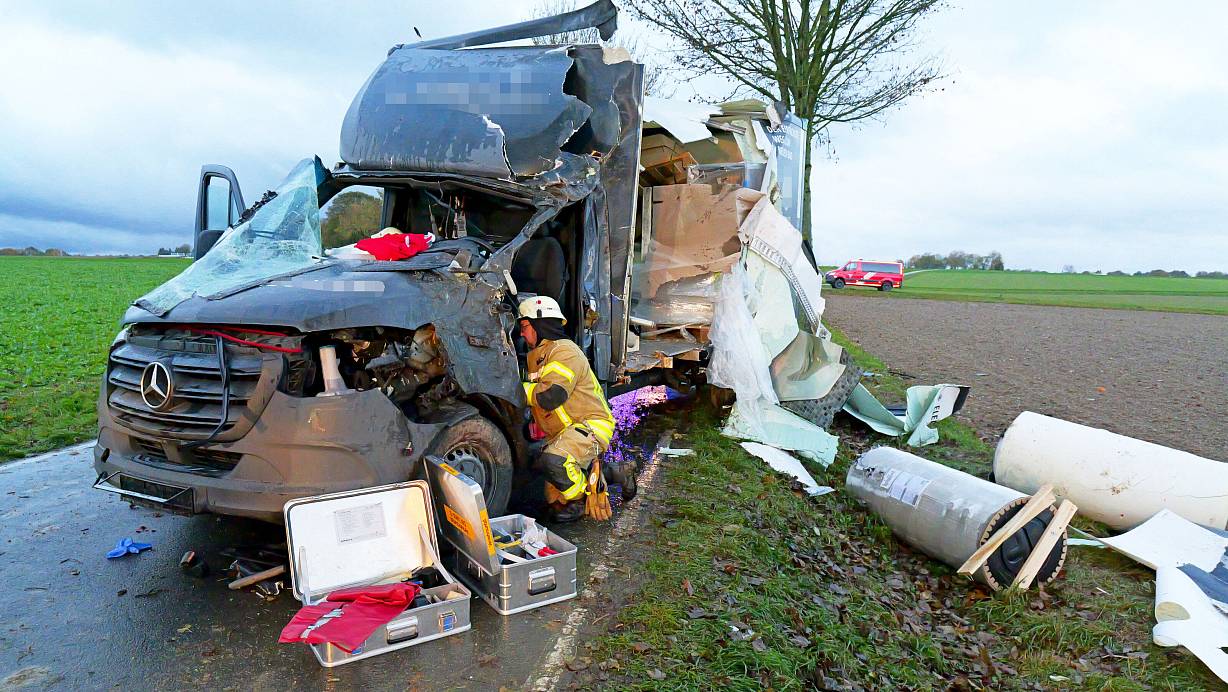 Durch den Anprall an den Straßenbaum wurde der Sprinter fast komplett zerstört. Die Ladung verteilte sich über ein angrenzendes Feld. | © Ralph Meyer