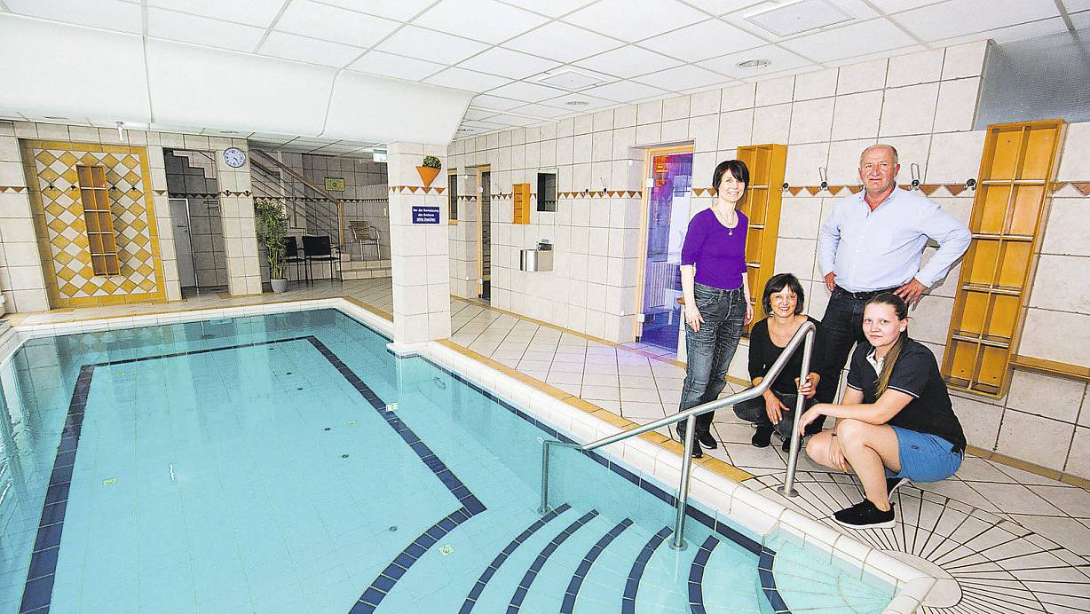 Die Sauna fest in Frauenhand: Martina Aufderhaar-Flor (l.), ihre Mitarbeiterin Carina Domeyer und Saunameisterin Lisa Marie Wien, dahinter Michael Fredebeul. Im Pool ist jeden Tag Babyschwimmen. | © Oliver Krato