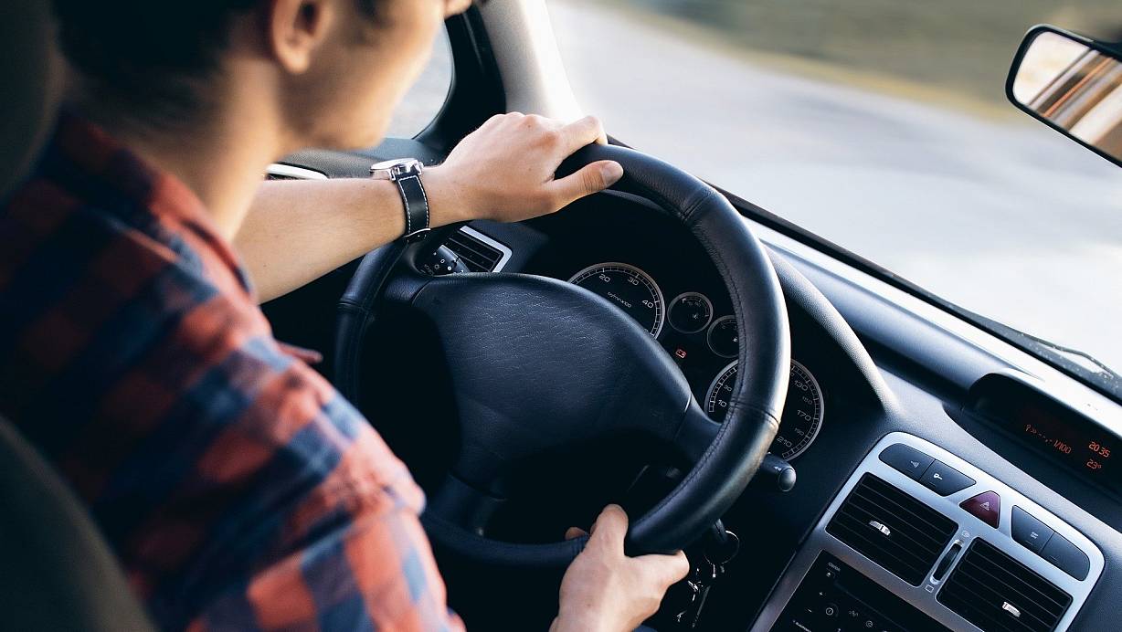 Weil er sich offenbar von einem langsam die Straße querenden Fußgänger provoziert fühlte, hat ein Autofahrer  erst eine Eisenstange aus dem Koffenraum geholt. | © Symbolbild: Pixabay