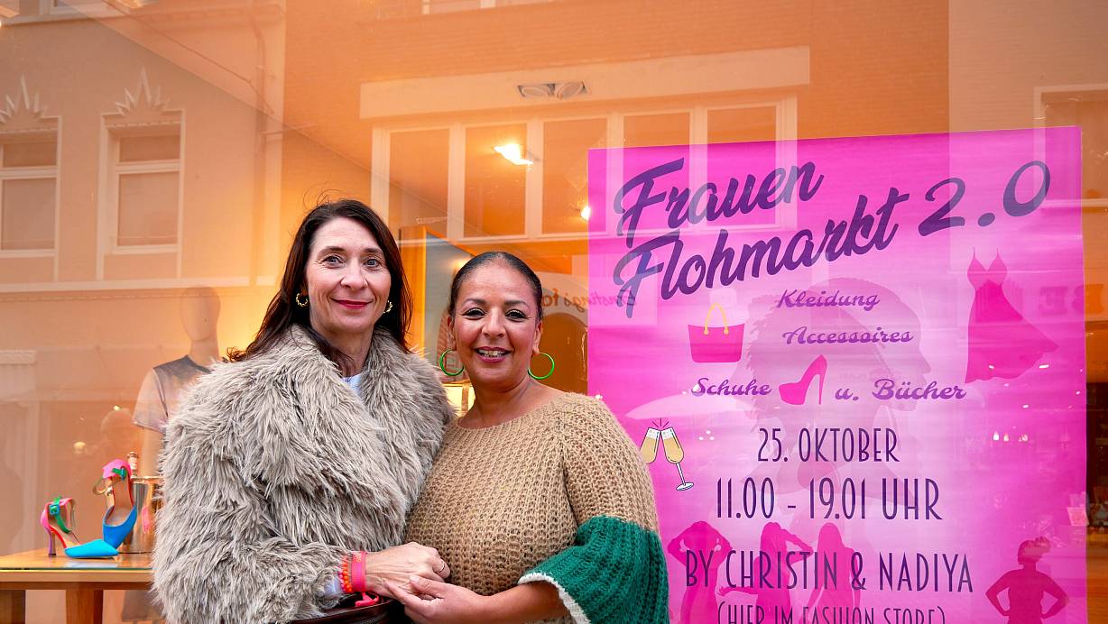 Christin Szilágyi und Nadiya Schütte haben sich gemeinsam das Konzept für den Frauenflohmarkt im leer stehenden Fashion Store ausgedacht. Das Event findet jetzt zum zweiten - aber sicher rnicht zum letzten Mal - in Lübbecke statt. | © Sonja Vollmer