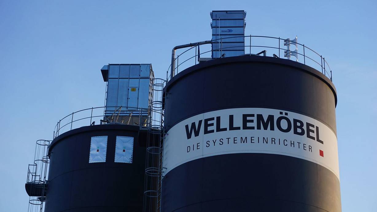 An neuen Perspektiven wird gearbeitet: Die Welle-Türme im Bad Lippspringer Gewerbegebiet Am Vorderflöß sollen auch in Zukunft in den Himmel ragen. | © Wellemöbel