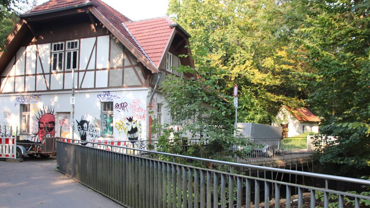 Im Keller des Pumpenhauses wurde die Handgranate entdeckt. Nach dem Fund sperrte die Polizei das Gebäude weiträumig ab. | © Polizei