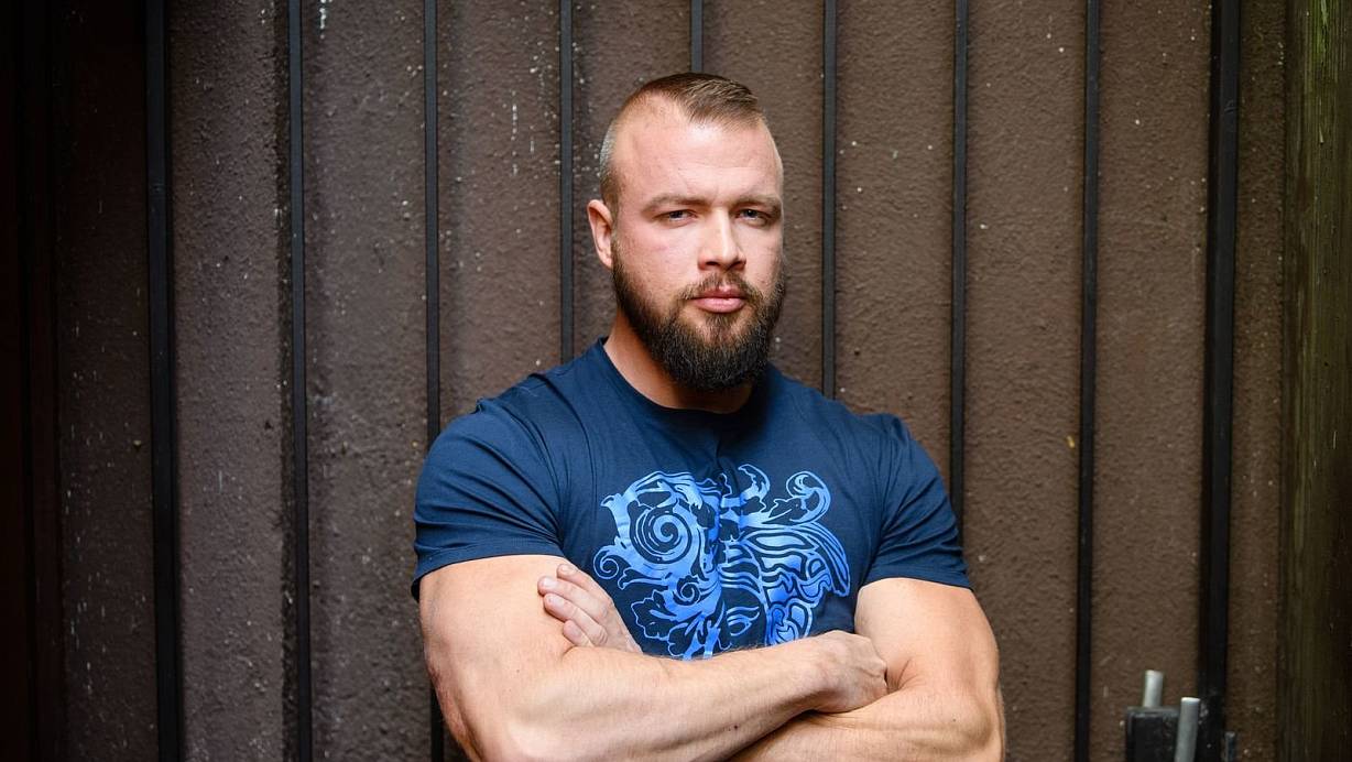 Aus einem hessischen Städtchen: Der Rapper Kollegah, geboren als Felix Blume, zeigt in einem Tonstudio Muskeln. Er inszeniert sich als harter Kerl, der kein Blatt vor den Mund nimmt. | © picture alliance/dpa