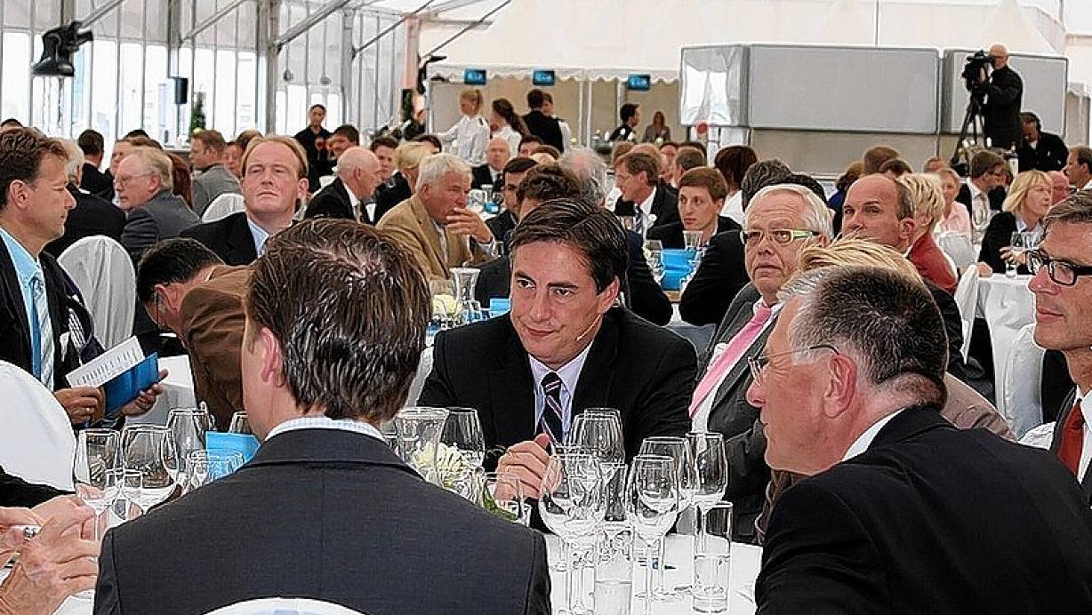 David McAllister unterhielt sich auch mit Dr. Uwe Hartwig (r.) und ZF-Vertreter Reinhard Buhl. | &copy; FOTOS: SONJA ROHLFING