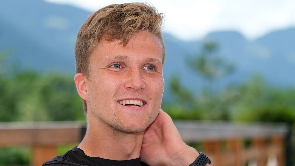 Entspannt: Arminias Neuzugang Fabian Kunze gibt auf der Terrasse der „Kaiserlodge" in Scheffau ein Interview. | © Foto: Andreas Zobe/NW