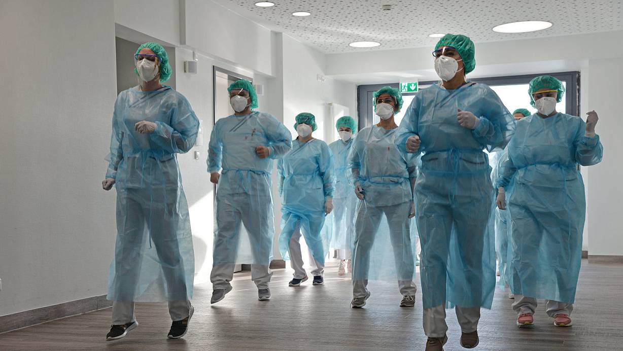 Mit Maske und Haube tanzen die Mitarbeitenden der Station 1B. | © Klinikum Herford