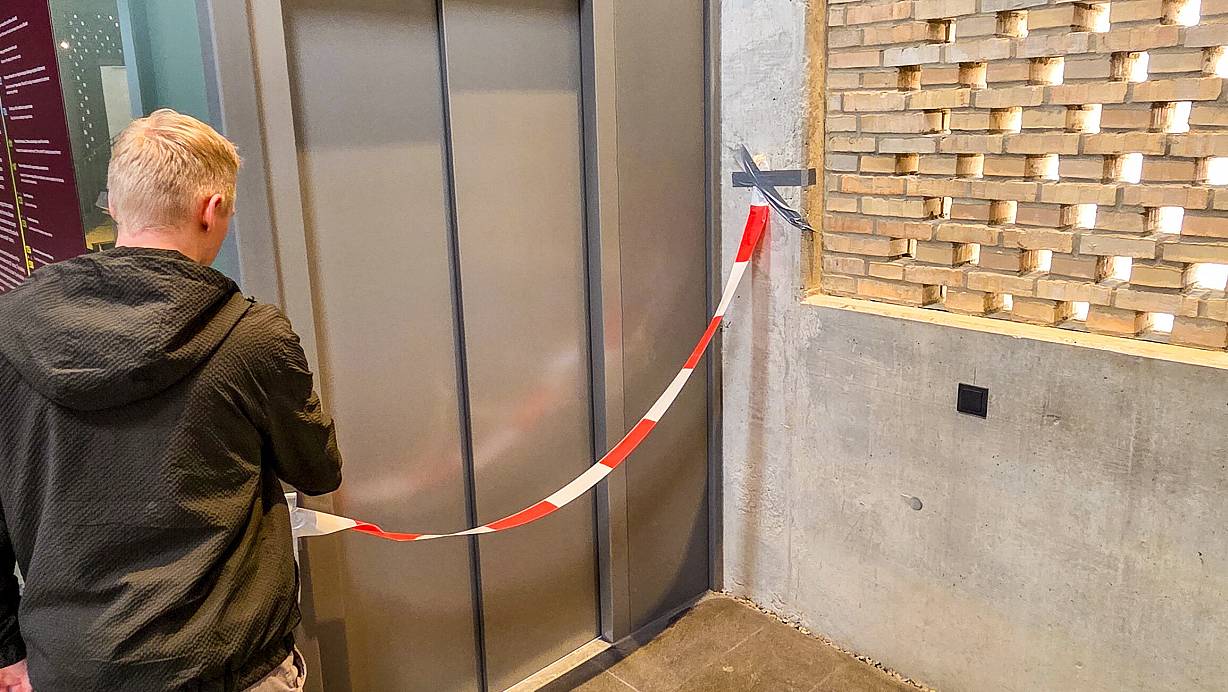 Ein weiß-rotes Flatterband weist Besucher des AFaM derzeit darauf hin, dass der Aufzug außer Betrieb ist. Der Grund: ein technischer Defekt. | © Kathrin Weege