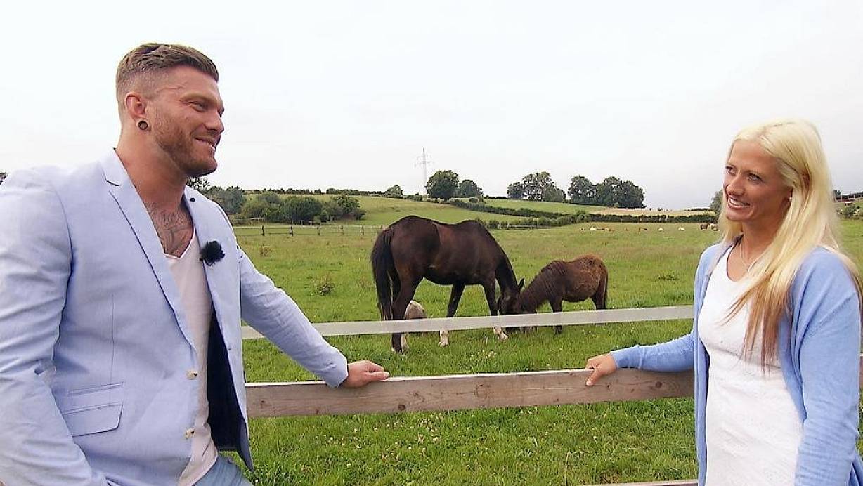 Denise Munding will herausfinden, ob Till es ernst meint. Er war schon in mehreren TV-Shows dabei. | © TVNOW