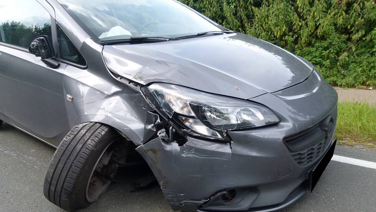 Der Opel touchierte den Biker mit der rechten Frontseite. | © Polizei Minden-Lübbecke