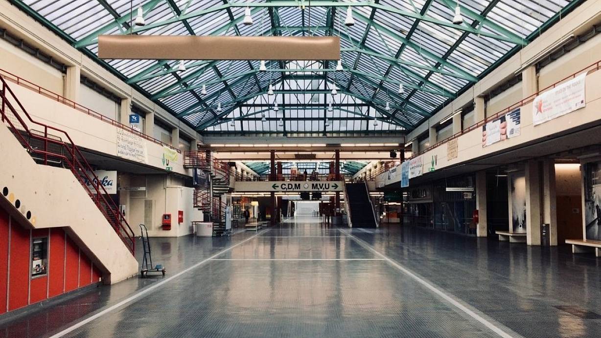 Ungewöhnliches Bild zum Semesterstart: die leere Unihalle. | © Universität Bielefeld/ J. Kopp