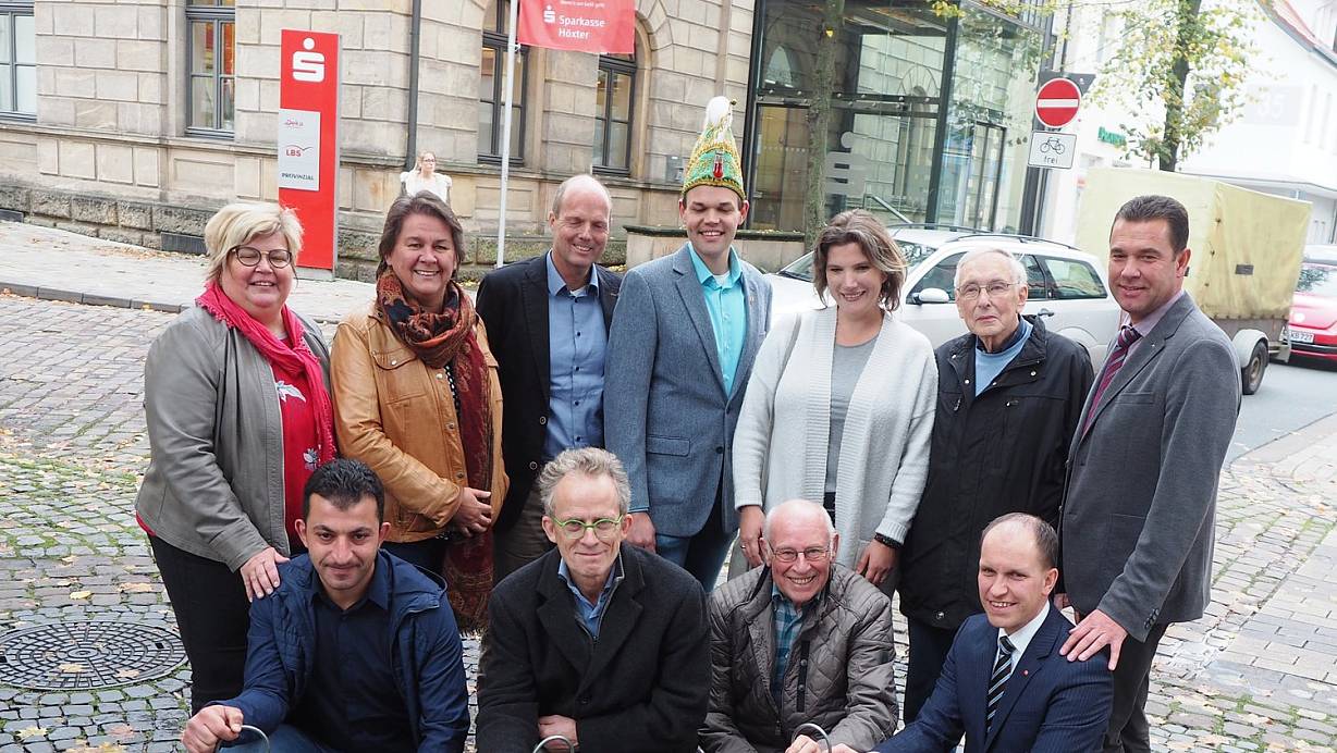 Sie sorgen dafür, dass Steinheim leuchtet: (vorne v. l.)  Oasem Alimous, Bernd Behling, Helmut Struck und Stefan Wiedemeier sowie (stehend) Birgit Ischen, Steffi Flake, Ralf Kleine, Dominik Thiet, Cornelia Hartweg, Johannes Waldhoff und Carsten Torke. | © Josef Köhne