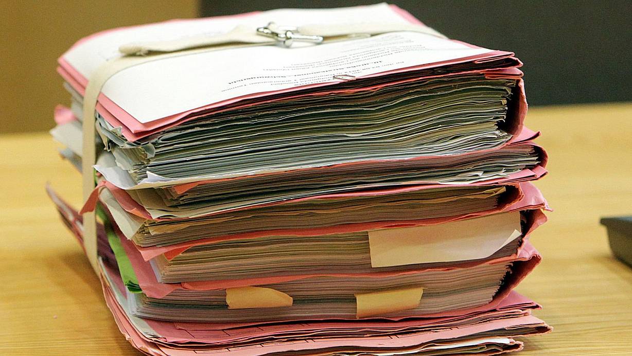 In der Bürener Verwaltung wird über die jeweiligen Zuständigkeiten diskutiert. | © Wolfgang Rudolf