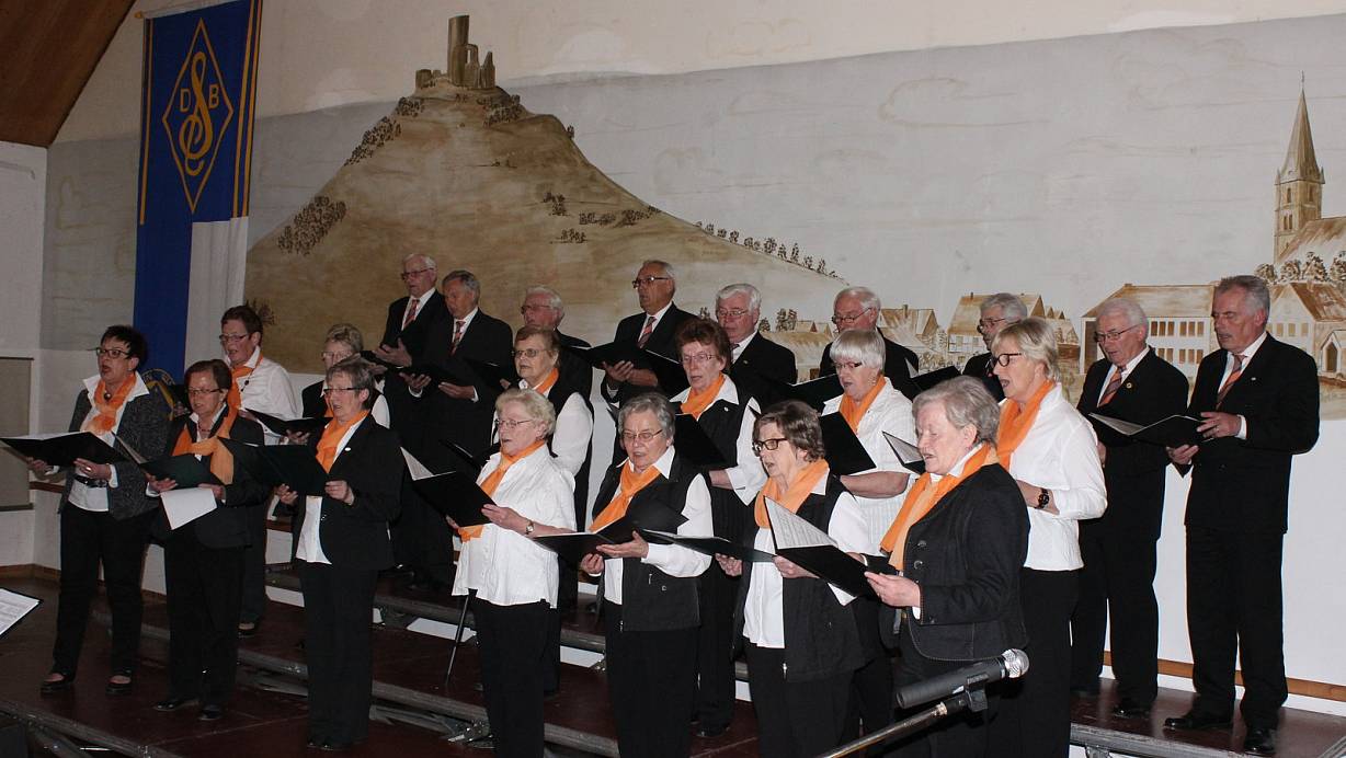 Heimatliebe: Die Gastgeber der Chorgemeinschaft Daseburg begrüßen ihre Gäste mit einer Hommage an den Desenberg und Daseburg. Das Dorf am Fuße des Desenbergs wurde eingangs in einem fröhlichen Lied besungen. | © FOTOS: ANNA-LENA RYCZEK