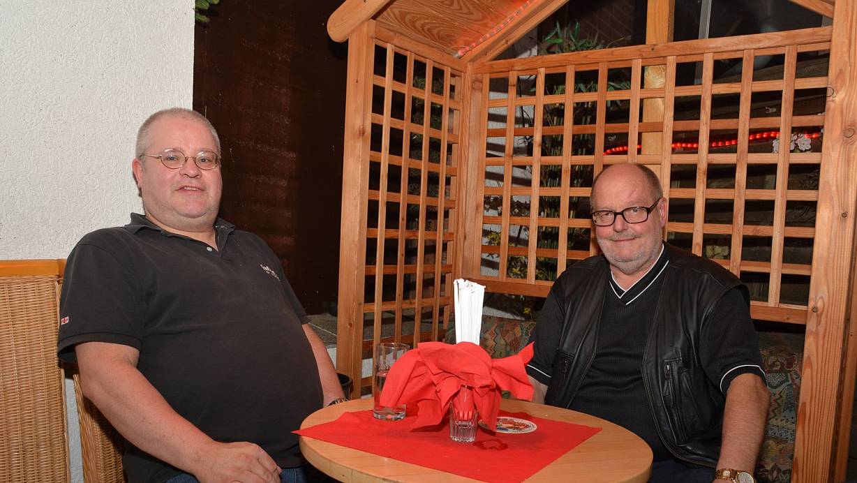 Verstehen sich als Betreiber einer Spaßkneipe: Markus Tilli (47, l.) und Inhaber Udo Brackmann (64) kümmern sich um die Geschäfte im Chalet Club in Leopoldshöhe. | © Tanja Watermann