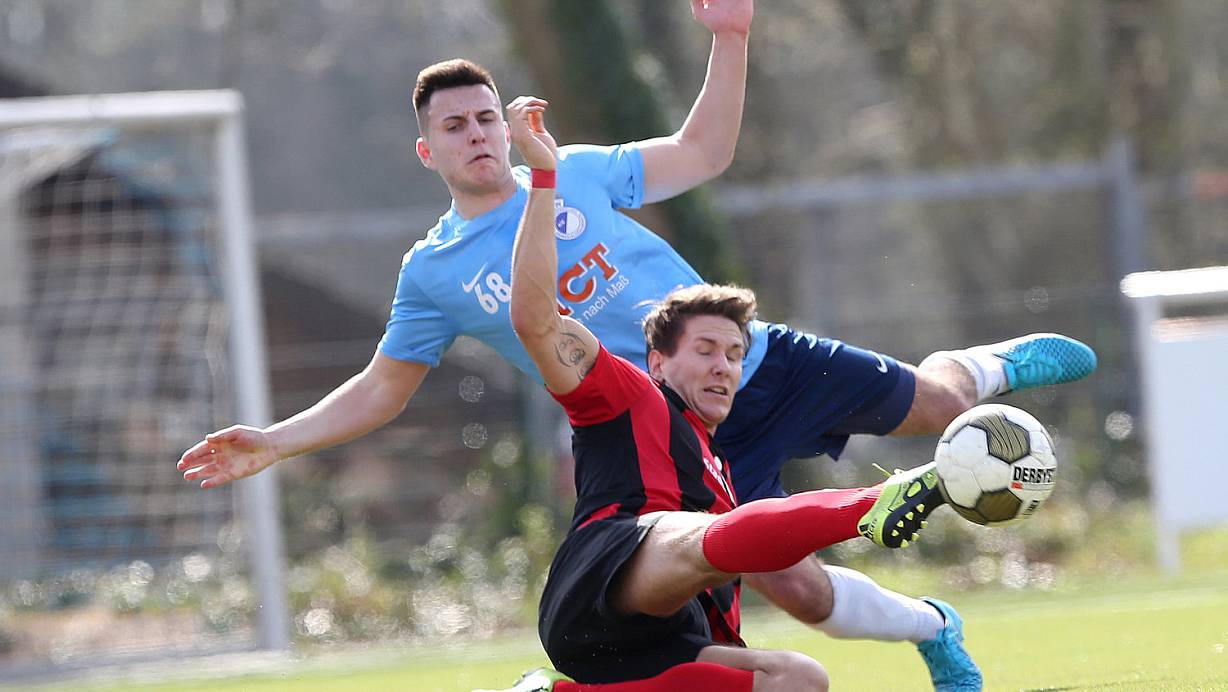 Intensiver Bodenkampf: SVEW-Innenverteidiger Toni Islamaj (blaues Trikot) und SCP-Innenverteidiger Sascha Wohlann. | © Egon Bieber