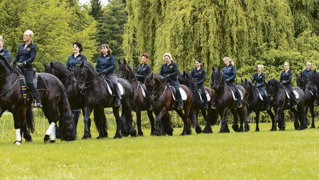 Die Friesenquadrille der Showreitschule Rabea Schmale aus Minden. Mit 16 Pferden werden die Showreiter am Sonntag auf dem Kilver Markt eine Quadrille vorreiten, mit Rabea Schmale (2. v. l.) auf ihrem spanischen Hengst ?Tornado? vorneweg. FOTOS: www.scheytt-photography.de | © Friederike Scheytt für www.scheytt-photography.com