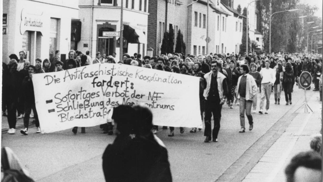 Wollten keine Neonazi-Zentrale in Bielefeld: Demonstranten ziehen 1987 durch die Bleichstraße, um ihren Unmut über das Haus der "Nationalistischen Front" zu zeigen. | © Helga Wehmeyer