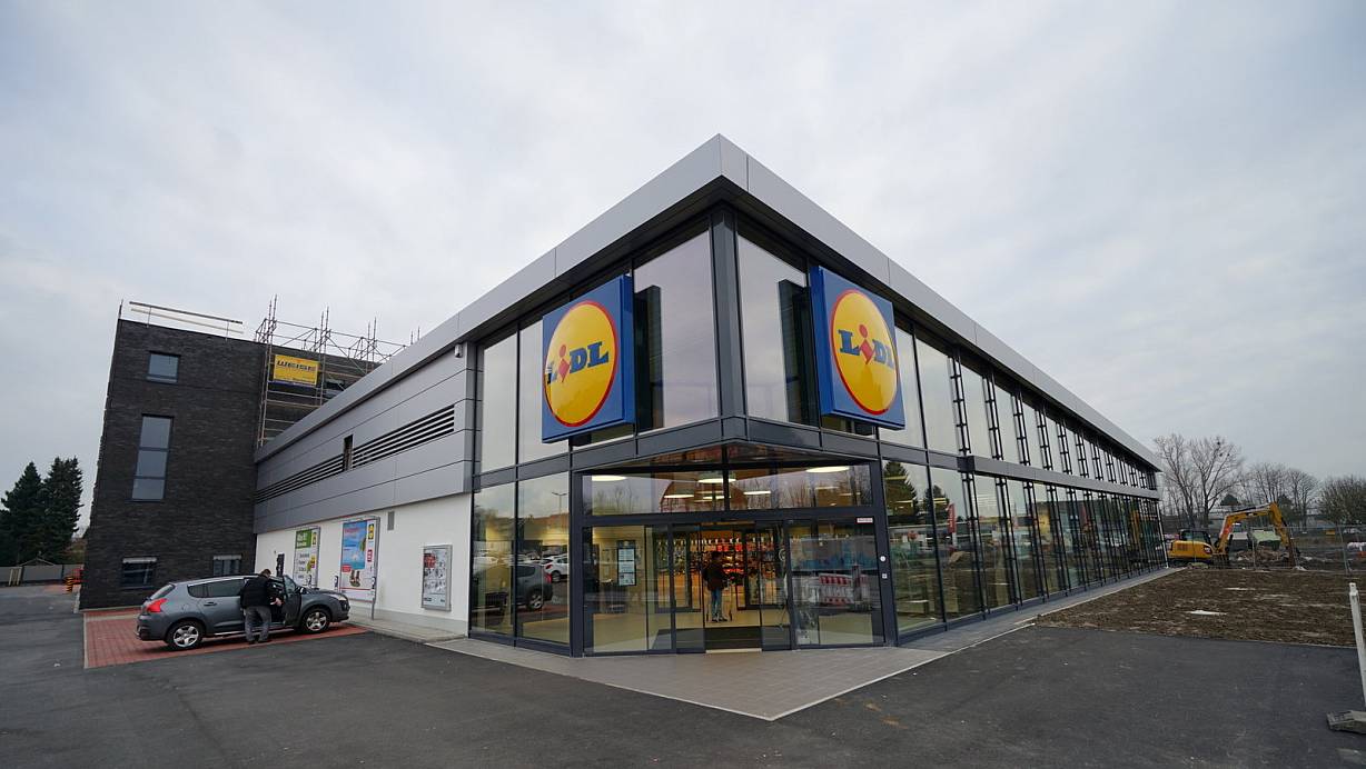 Einzigartig: Seit Mai sitzt die Gemeindeverwaltung von Bönen bei Hamm über einem Discounter. Während die Menschen hier den Supermarkt betreten, ist das Rathaus über einen Eingang im dunklen, optisch getrennten Gebäudeteil (l.) zu betreten. | © Robert Szkudlarek