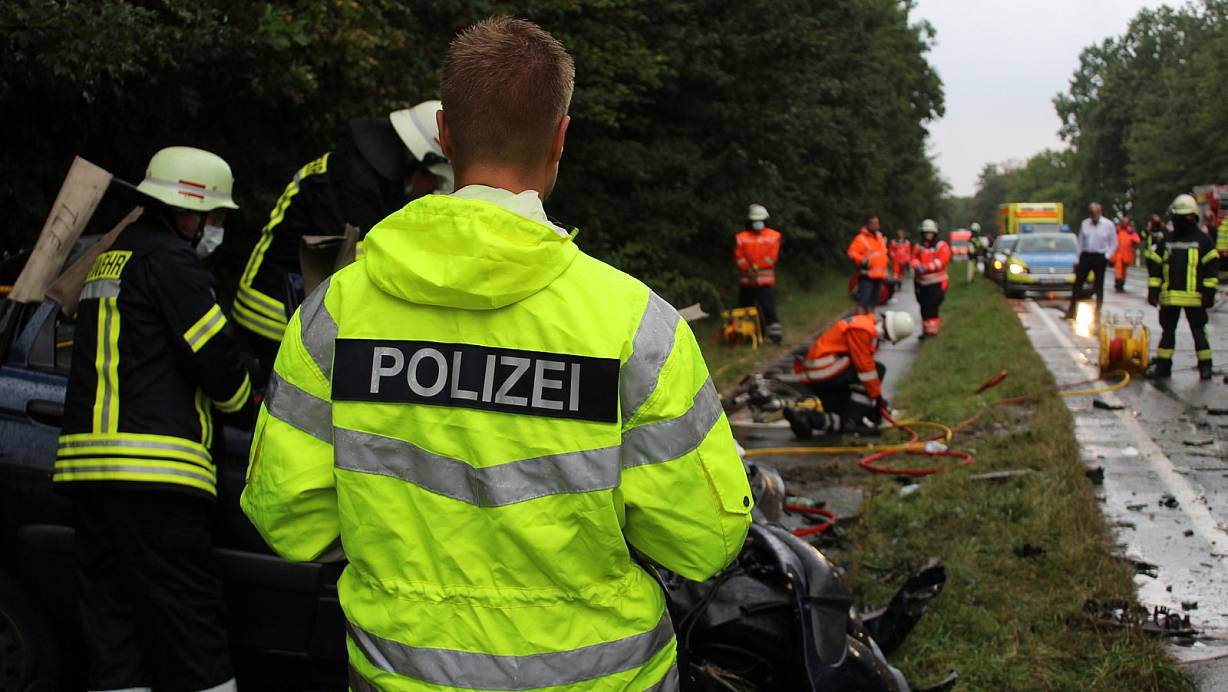 Bei dem schweren Unfall auf der B 442 starb ein Mensch. Ein 21-jähriger Mindener soll den Unfall verursacht haben. | © Foto: Polizei Hameln