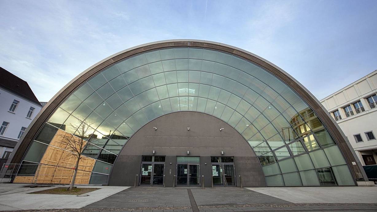 Die Messe- und Ausstellungshalle zwischen Hauptbahnhof und Stadthalle wird zum Bielefelder Impfzentrum. | © Oliver Krato