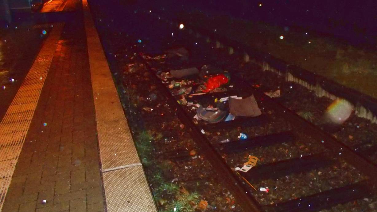 Die Täter warfen den Mülleimer auf das Gleisbett des Bahnhofs Lübbecke. Eine Regionalbahn konnte nicht mehr bremsen und erfasste diesen. | © Polizei Minden-Lübbecke