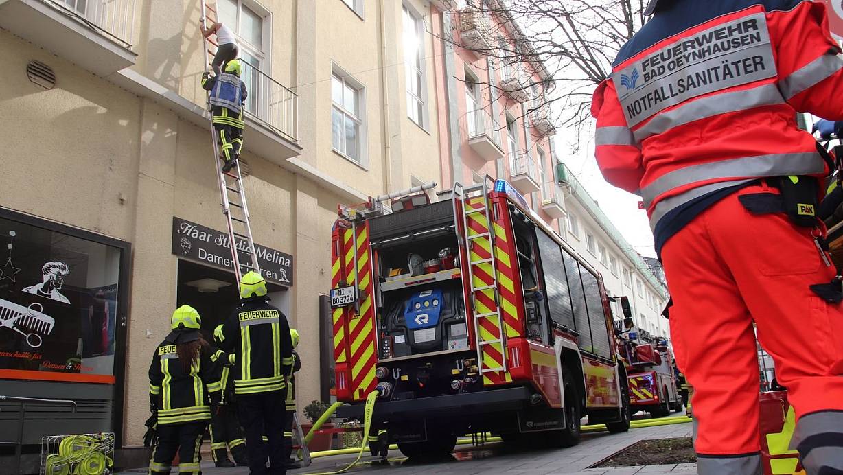 Der Mann, in dessen Wohnung es brannte, wird von der Feuerwehr über eine Leiter gerettet. | © Dirk Windmöller