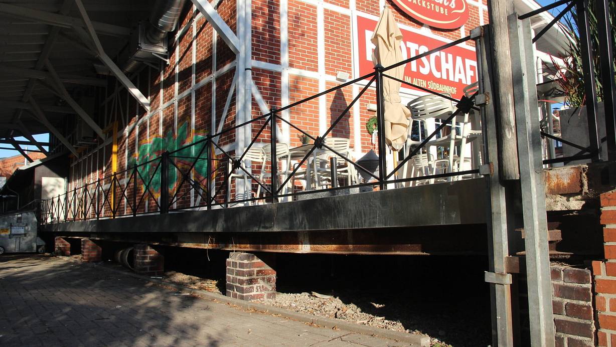 An der Südbahn: Unter der Terrasse von "Karlchens Brotschaft" wurde am 20. September die Leiche entdeckt. | © Heidi Froreich