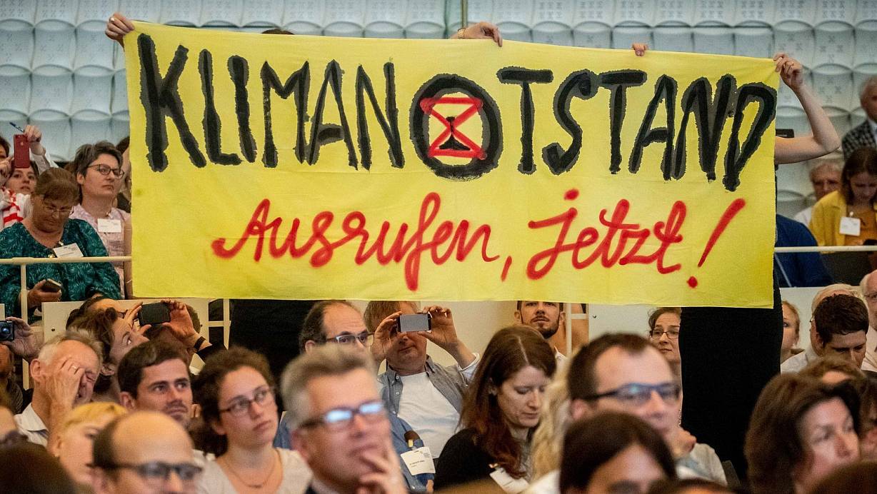 Überall in Deutschland beschäftigen sich die Stadträte mit der Frage, ob der Klimanotstand ausgerufen werden muss. Während der Rat Höxter die Bedrohung sieht und den Notstand ausgerufen hat, lehnte die Ratsmehrheitin Marienmünster das Vorhaben ab. (Themenbild) | © picture alliance/dpa