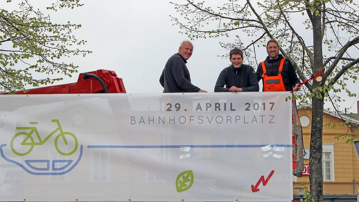 F&uuml;r den ersten &bdquo;Tag der Elektromobilit&auml;t" im Jahr 2017 warb vor dem Bahnhof der bisherige Klimaschutzmanager Hans Fenkl (Mitte). | 