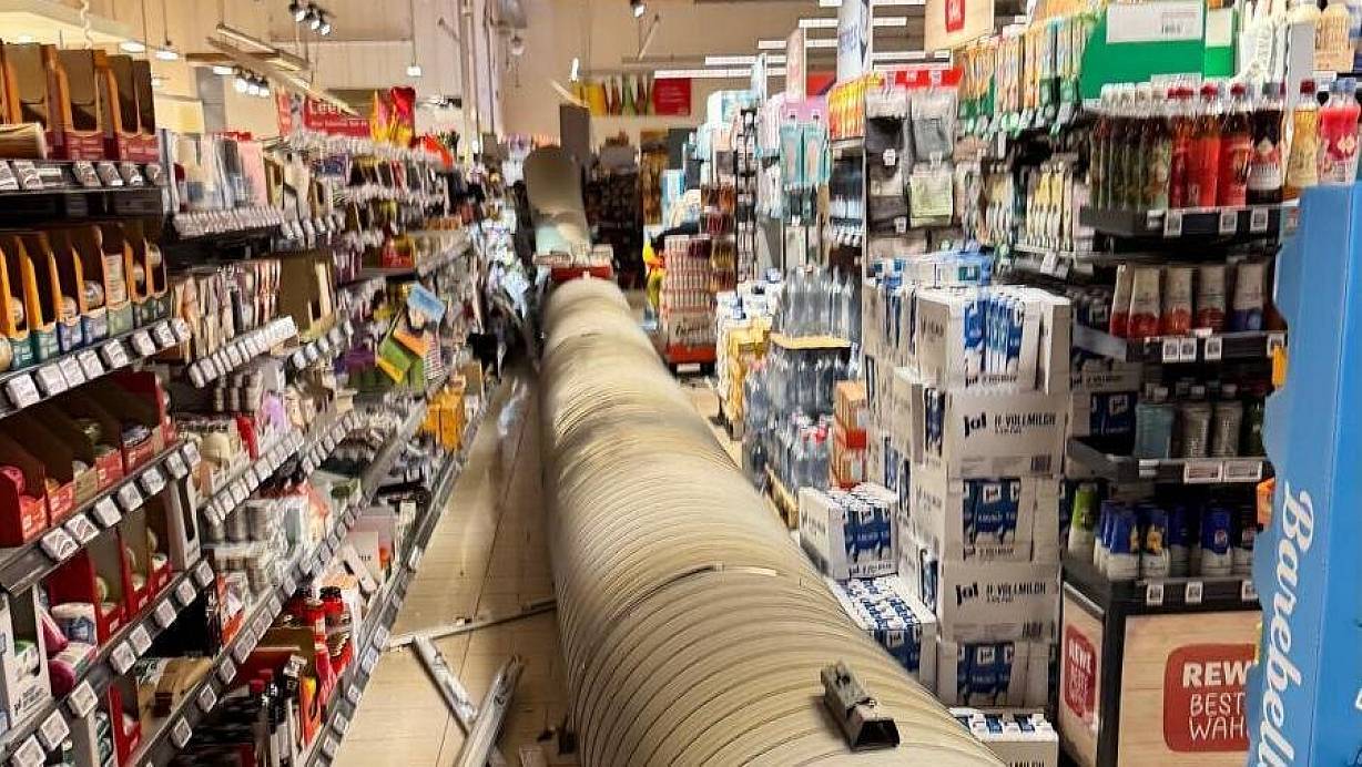 Sechs Menschen sind in einem Supermarkt in Lemgo verletzt worden, als ein großes Lüftungsrohr von der Decke fiel. | © Feuerwehr Lemgo