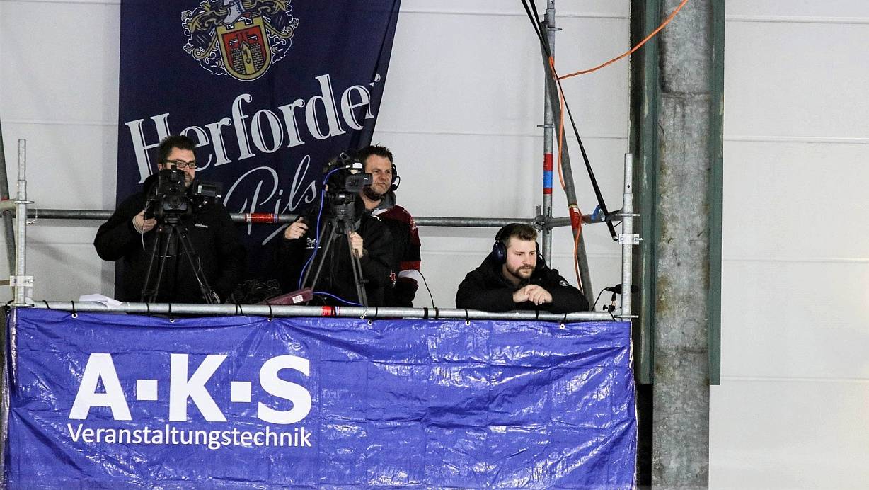 Alles im Blick: Das Mediateam mit Kommentator Sven-Olaf Mayer (Mitte) und Co-Kommentator Aaron Reckers (r.). Foto: Yvonne Gottschlich | © Yvonne Gottschlich