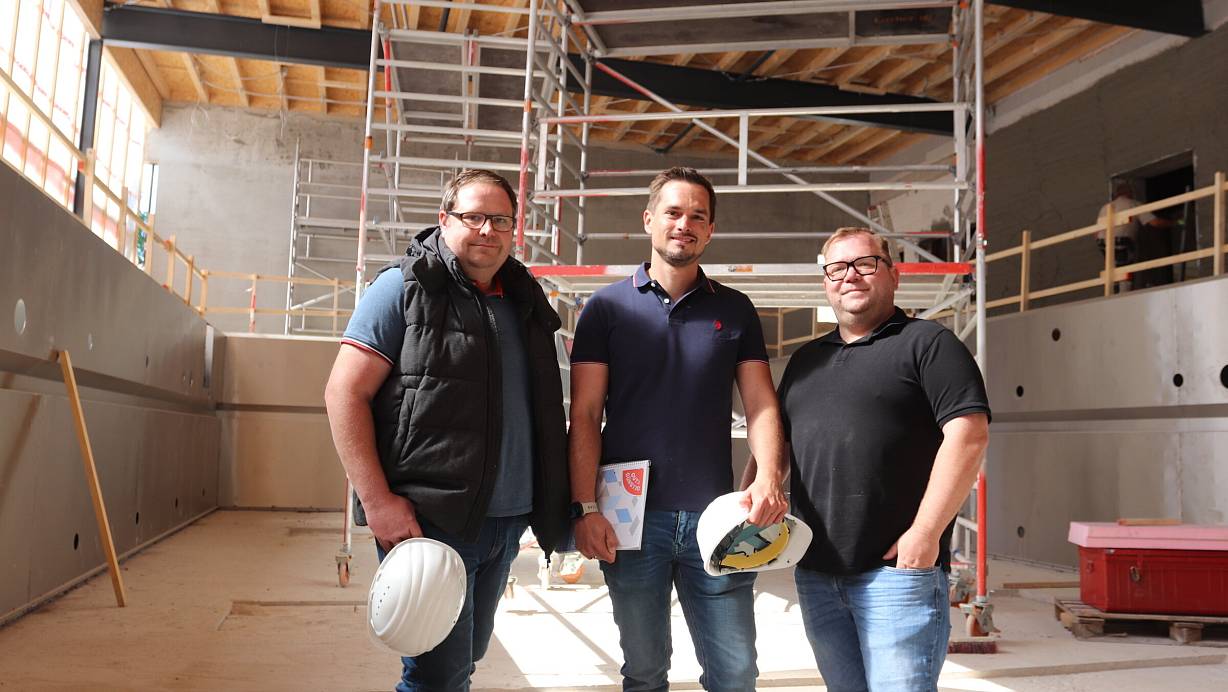 Kristof Hohlfeld (v. l.), Tobias Bollmann und Alexander Jost auf der Baustelle. | © Dirk Windmöller