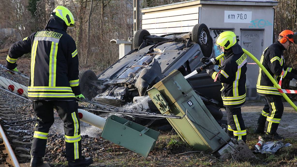 Abtransport der Schranke: Die Fahrerin des Unfallwagens hatte unter anderem auch die Fußgängerschranke am Bahnübergang erwischt. Foto: Elke Niedringhaus-Haasper | © Elke Niedringhaus-Haasper