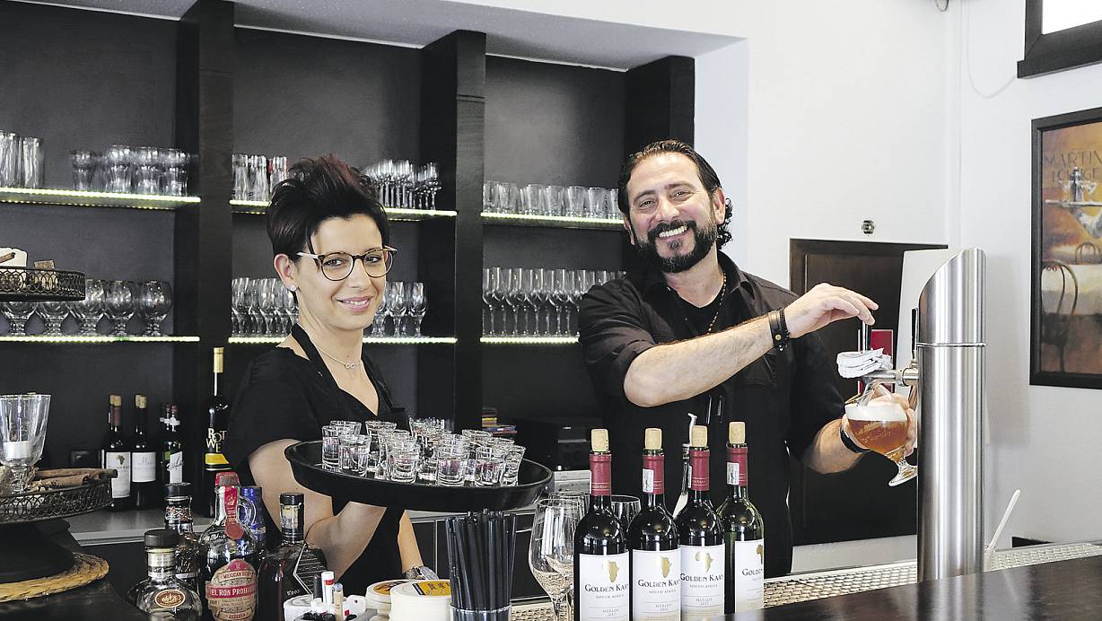 Stets freundlich: So kennt man in Lippinghausen Katerina „Kati“ Sideriadou und Efthimios „Efthi“ Stratakis an der Theke im großen Saal ihres Restaurants. Gäste und Freunde nennen die beiden vertraut Kati und Efthi. Einen leckeren Ouzo und ein gut gezapftes Bier gibt es im „Alten Dorfkrug“ immer. Foto: Alexander Jenniches | © Alexander Jenniches