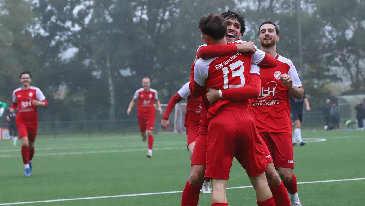 Der FC RW Kirchlengern mit Julian Zähler, Alatan Dincdemir und Levin Güzelel kann sich weiterhin über die Tabellenführung freuen. | © Niklas Gessat