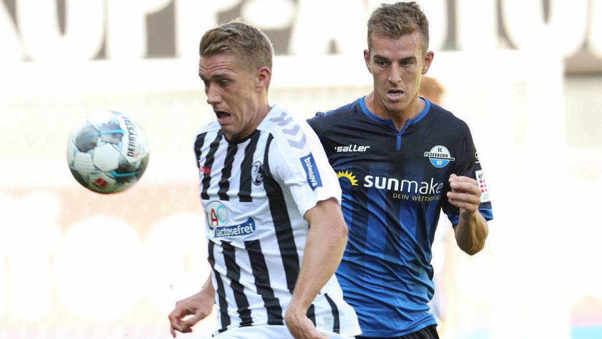 Freiburgs Stürmer Nils Petersen (l.), hier im Hinspiel gegen SCP-Verteidiger Uwe Hünemeier, trifft besonders gerne gegen Paderborn. | © picture alliance/dpa