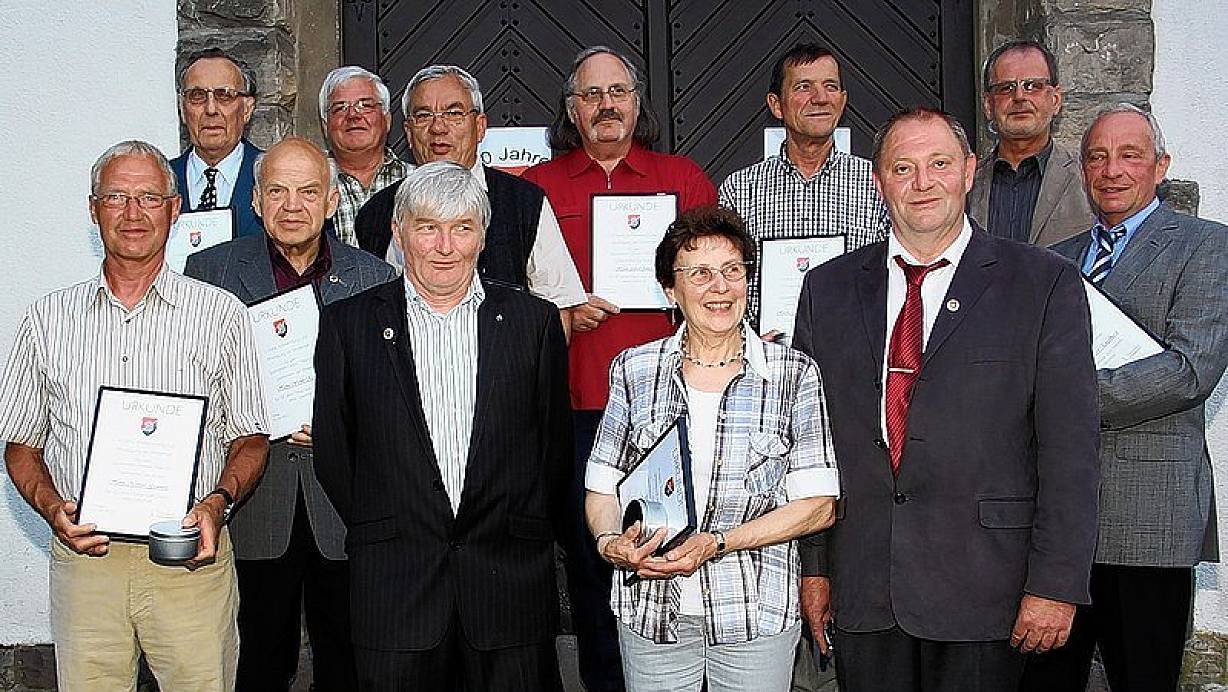 Seit 50 Jahren sind sie treue Mitglieder des SV D&ouml;ssel. (hinten v. l.) Willi Le&szlig;mann, Ludger Emmerich, Reinhold Assauer, Alfred Althoff, Johannes Emmerich, Reinhard K&ouml;hne, davor von links: Norbert Gemmeke, Werner Rose, 2. Vorsitzender Norbert Kr&ouml;ger, Vereinswirtin Maria Koch (mit Urkunde f&uuml;r Ehemann Josef Koch), Vorsitzender Josef Bl&ouml;meke. | &copy; FOTOS: VON RAEDERN