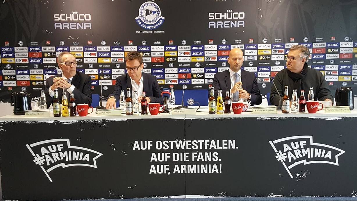 Über den Stadionverkauf informieren Präsident Hans-Jürgen Laufer (l.), Geschäftsführer Markus Rejek, Maurice Eschweiler (DMG Mori) und Cristoph Borchard (Borchard GmbH und Co. Bau KG) . | © Dennis Rother