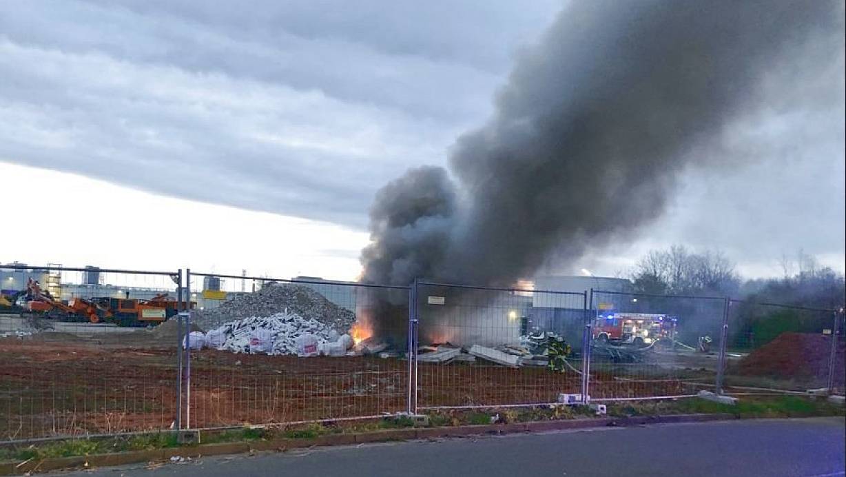 Eine dunkle Rauchsäule stieg am Sonntagmorgen von der Baustelle an der "Roten Mühle" auf. | © Polizei Minden-Lübbecke