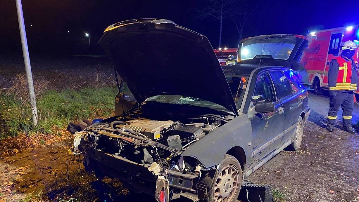 Der Mann musste aus dem Wagen befreit werden. | © Feuerwehr Hüllhorst